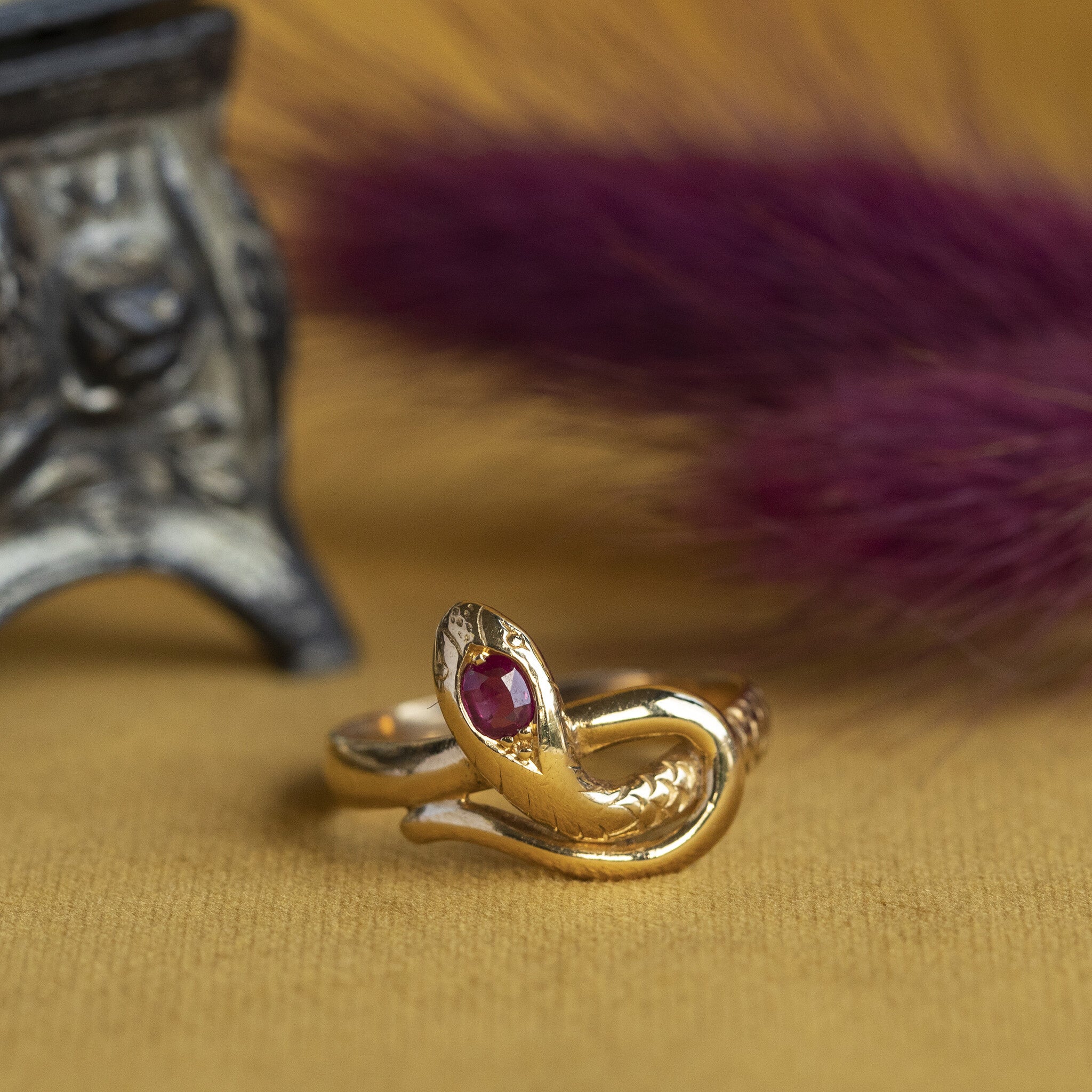 Gold ring with ruby, 20 kt