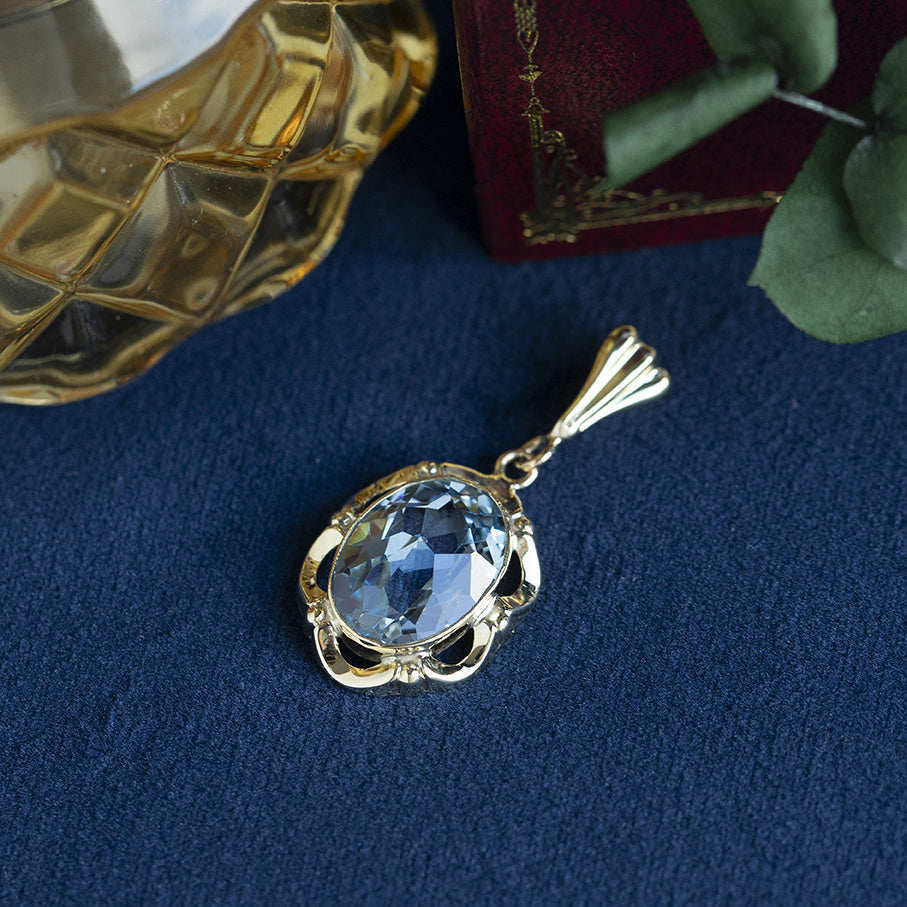 Gold vintage pendant with spinel 14 kt