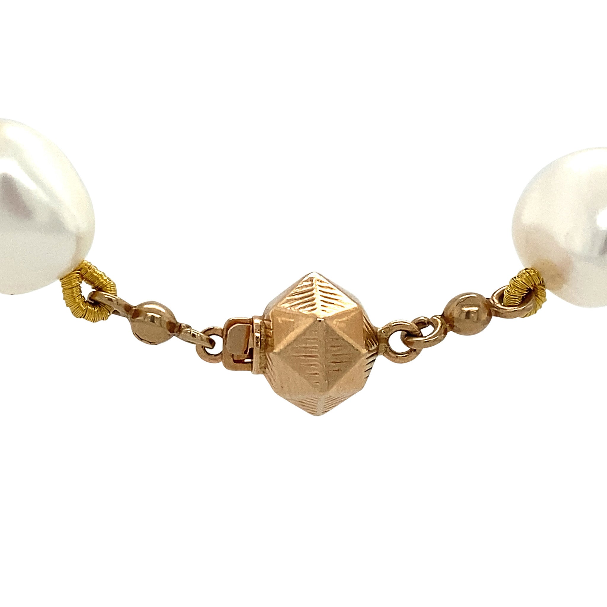 Pearl necklace with 14 kt gold clasp