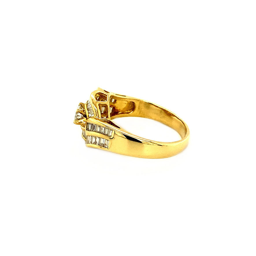 18 kt gold ring with diamond