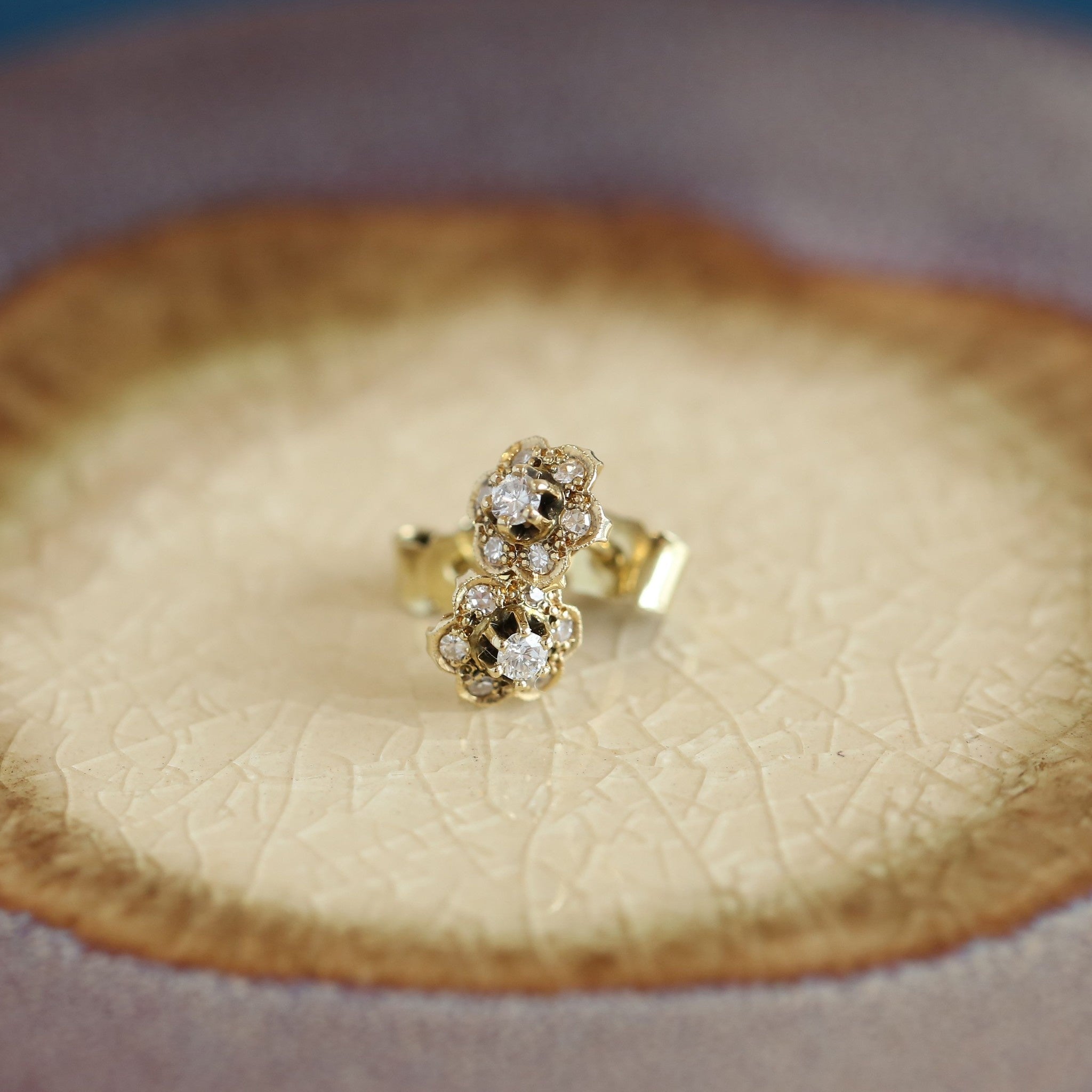 Gold entourage ear studs with diamond 14 krt