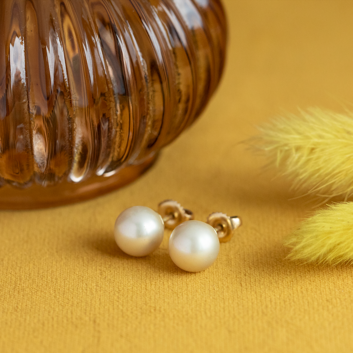Vintage gold stud earrings with pearl, 14 kt