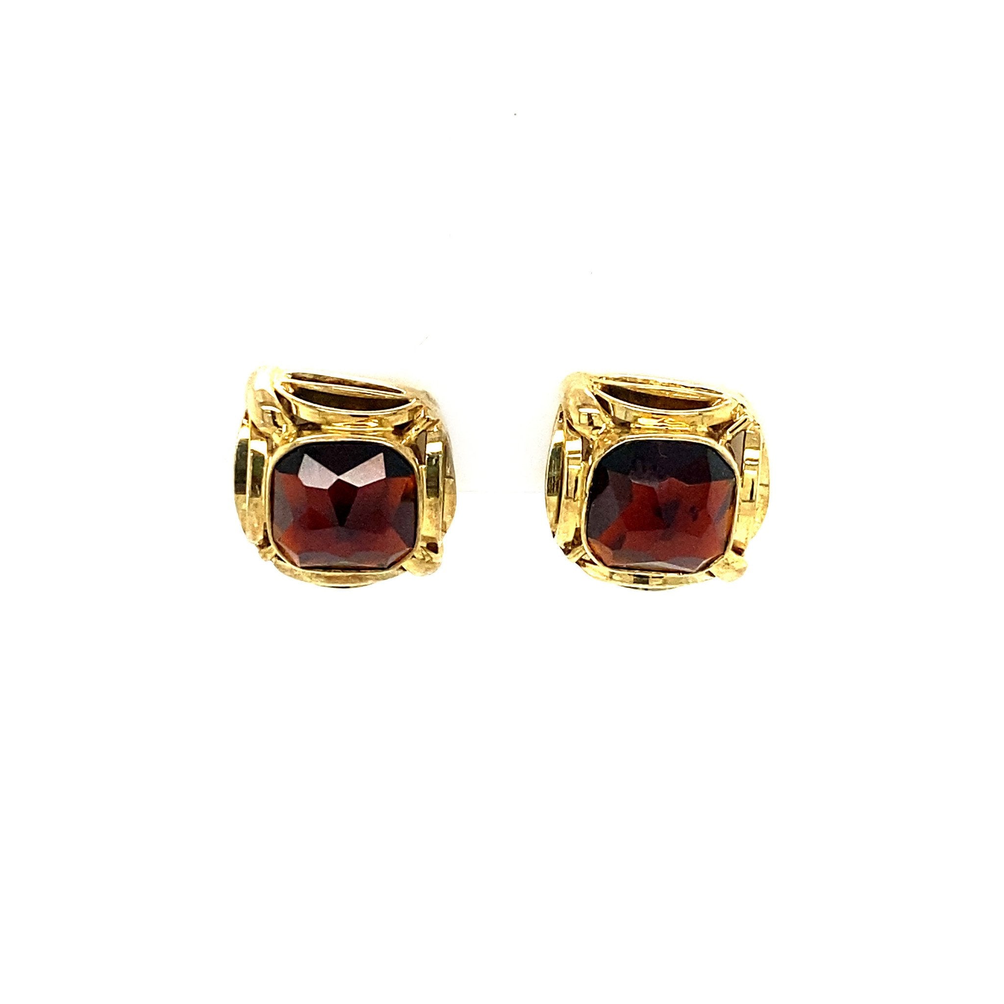 14 kt gold stud earrings with garnet