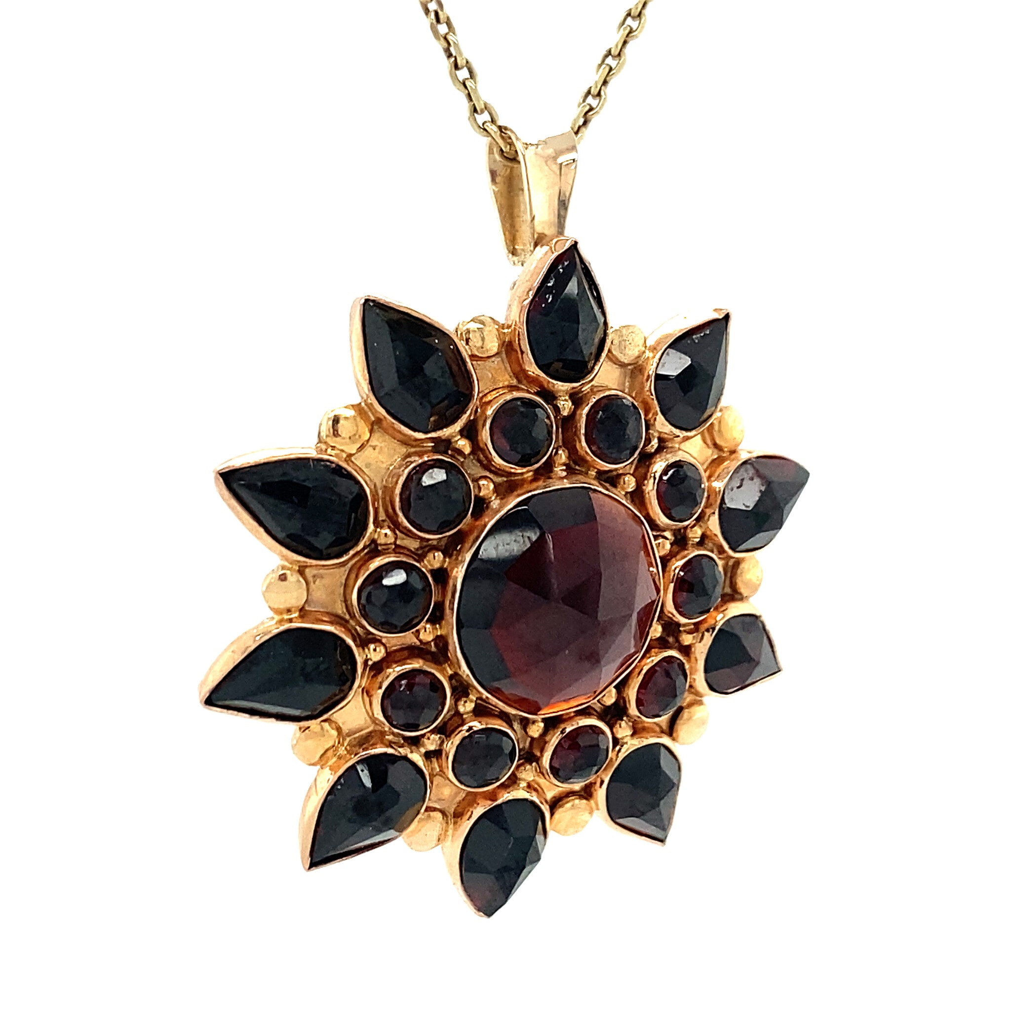 Gold entourage pendant with garnet 14 kt