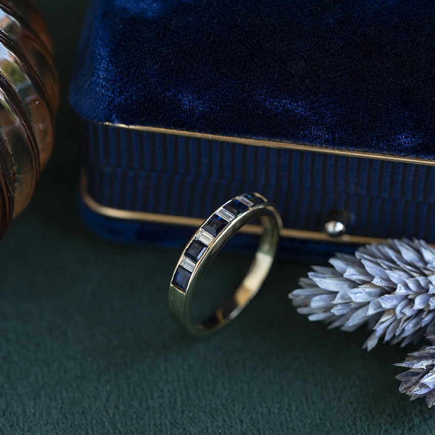 Gouden vintage memoire ring met saffier en diamant 18 krt