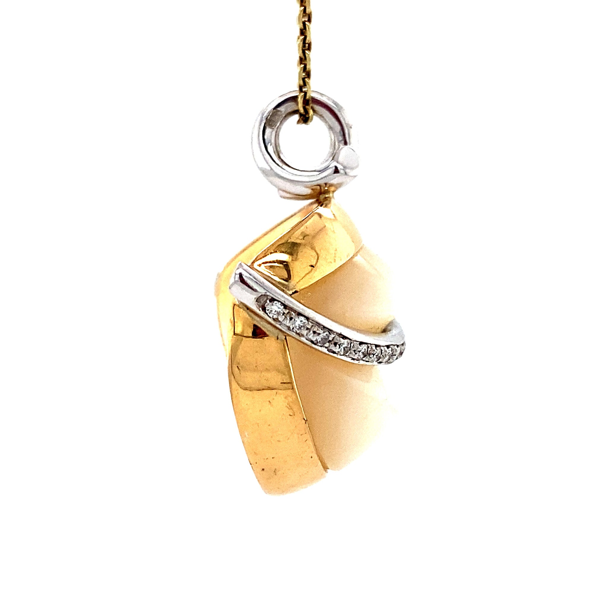 18 kt gold pendant with mother-of-pearl and diamond