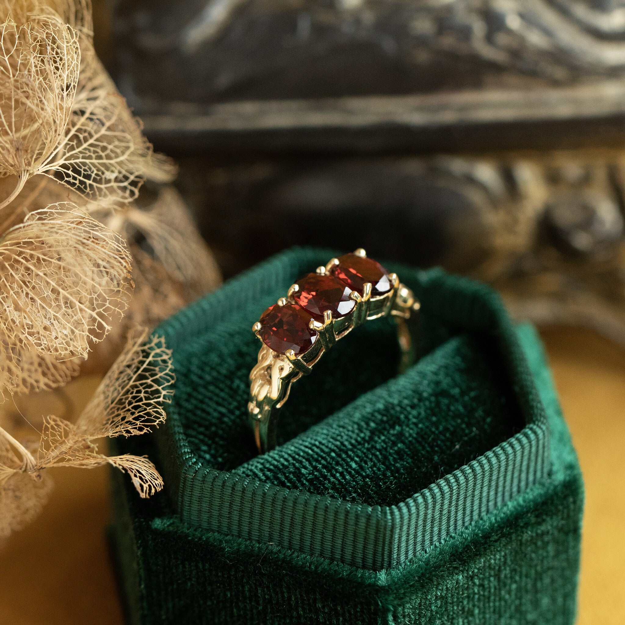 Ring with garnet, 12 kt