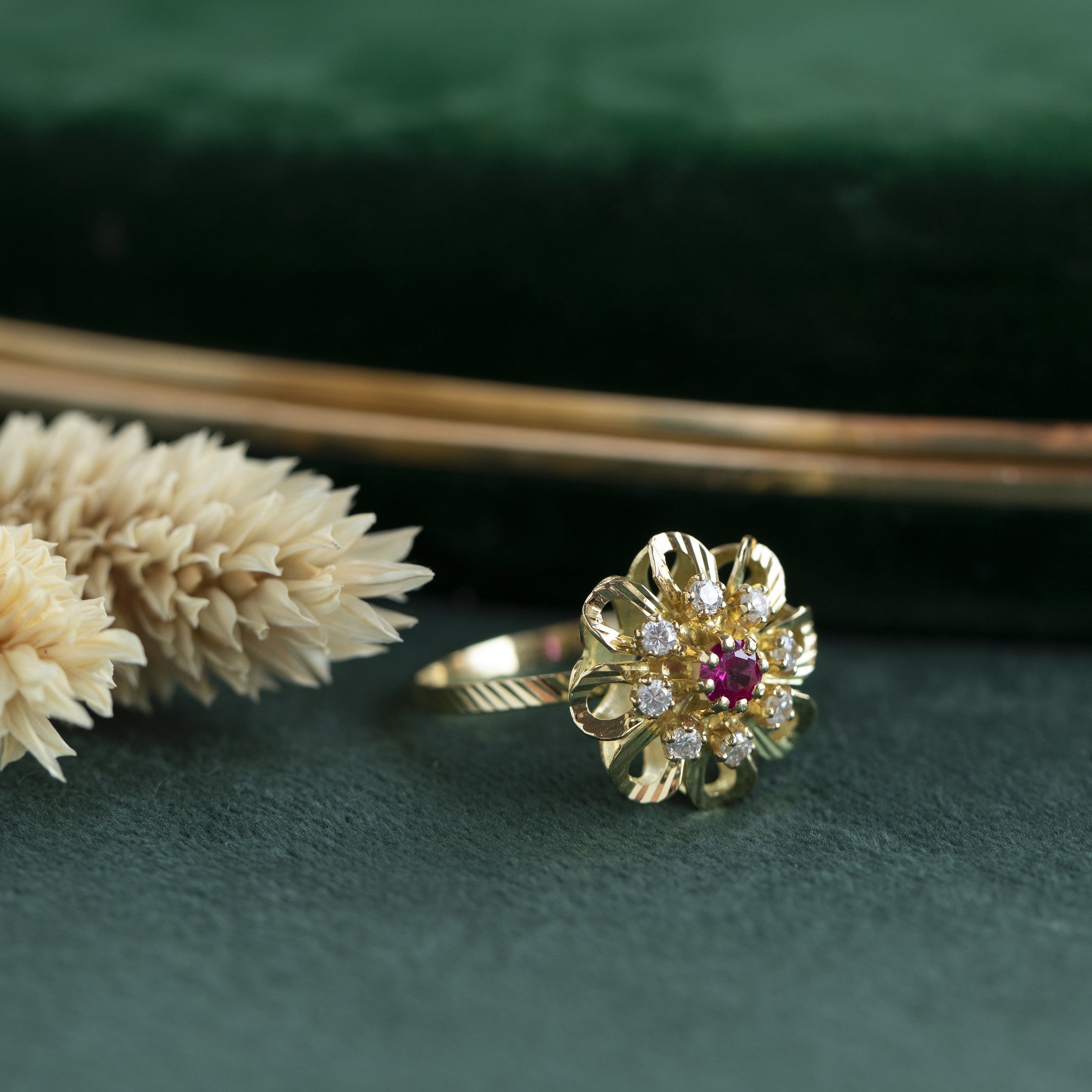18 kt gold ring with ruby and zirconia