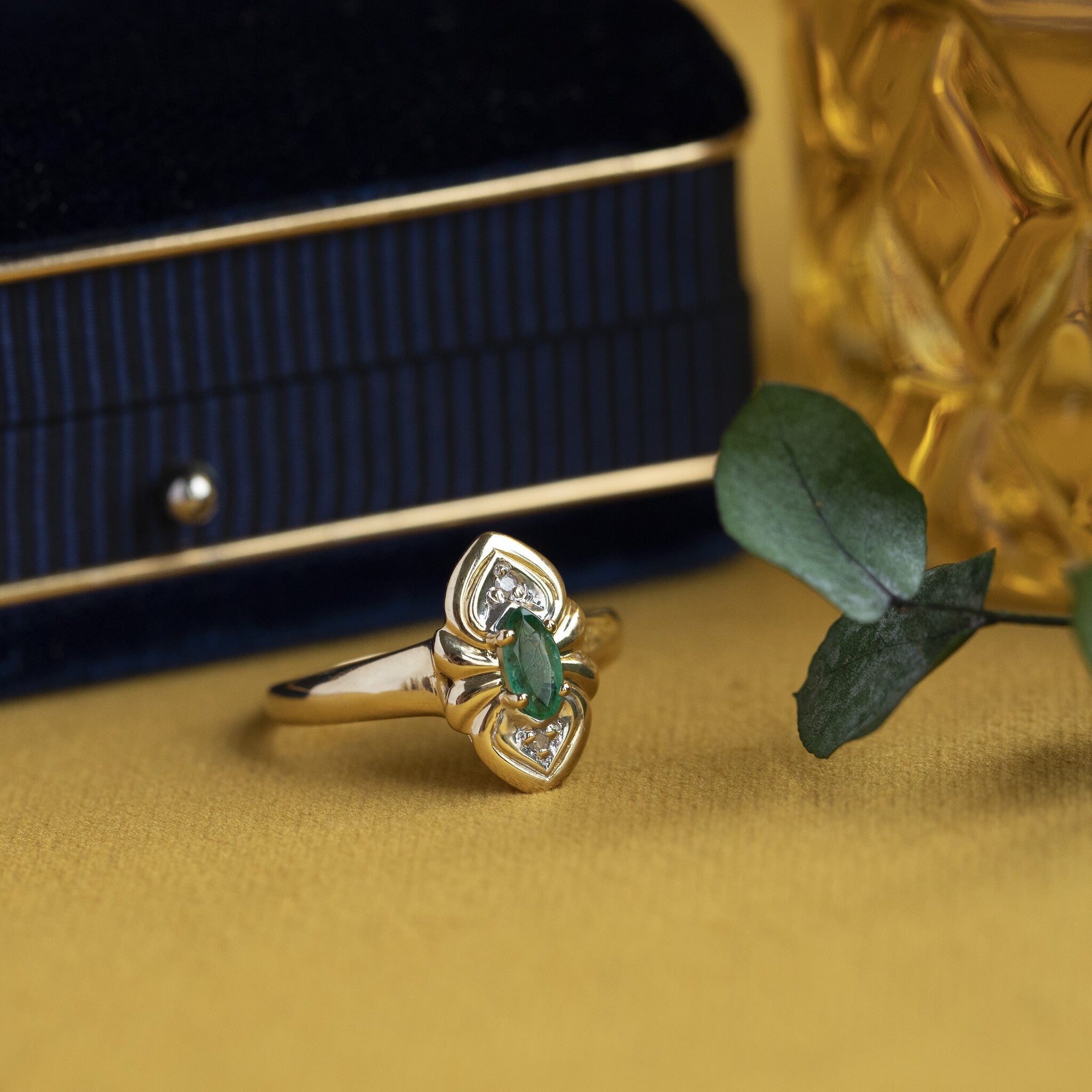 18 kt gold ring with emerald and diamond