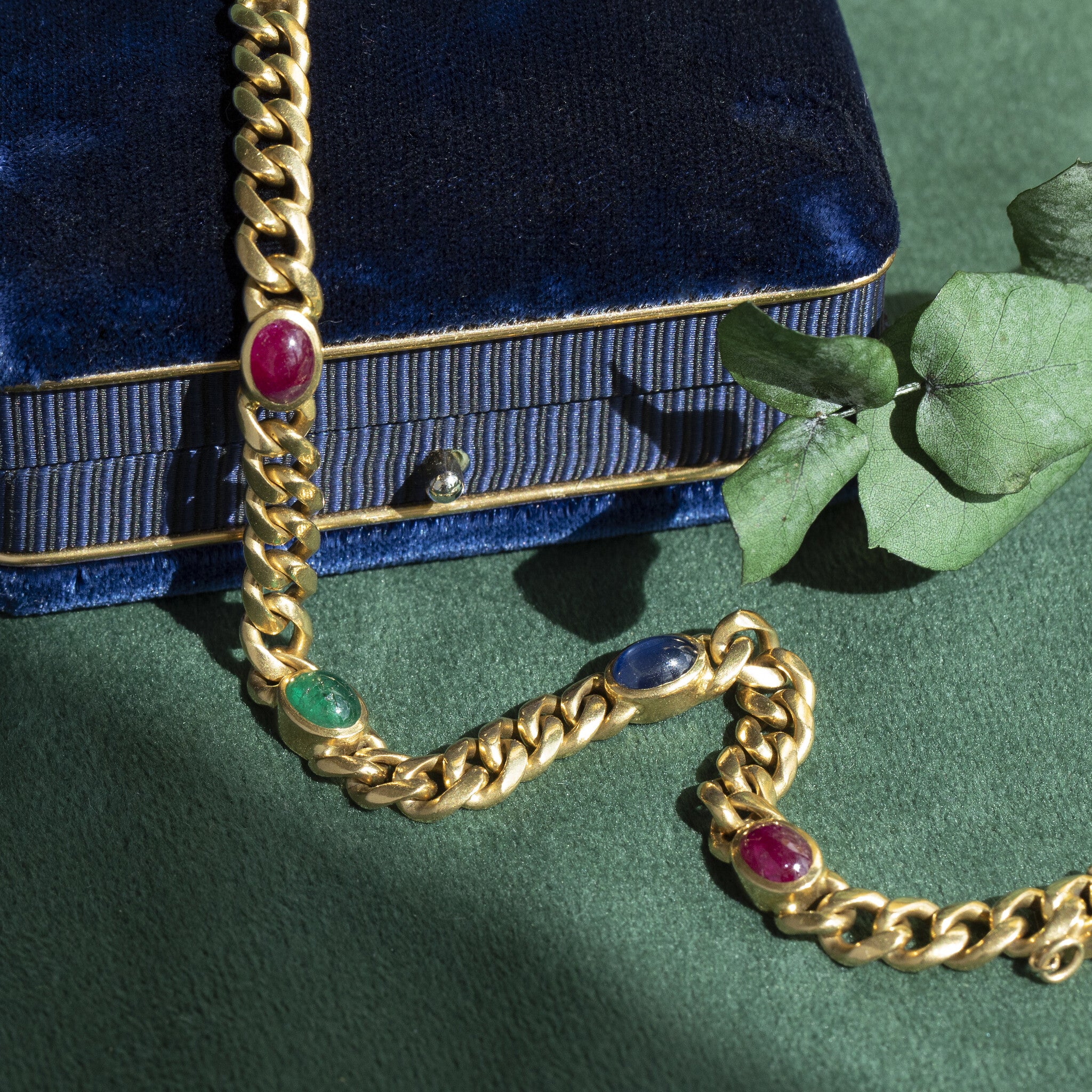 Vintage gouden armband met saffier, smaragd en robijn 18 krt