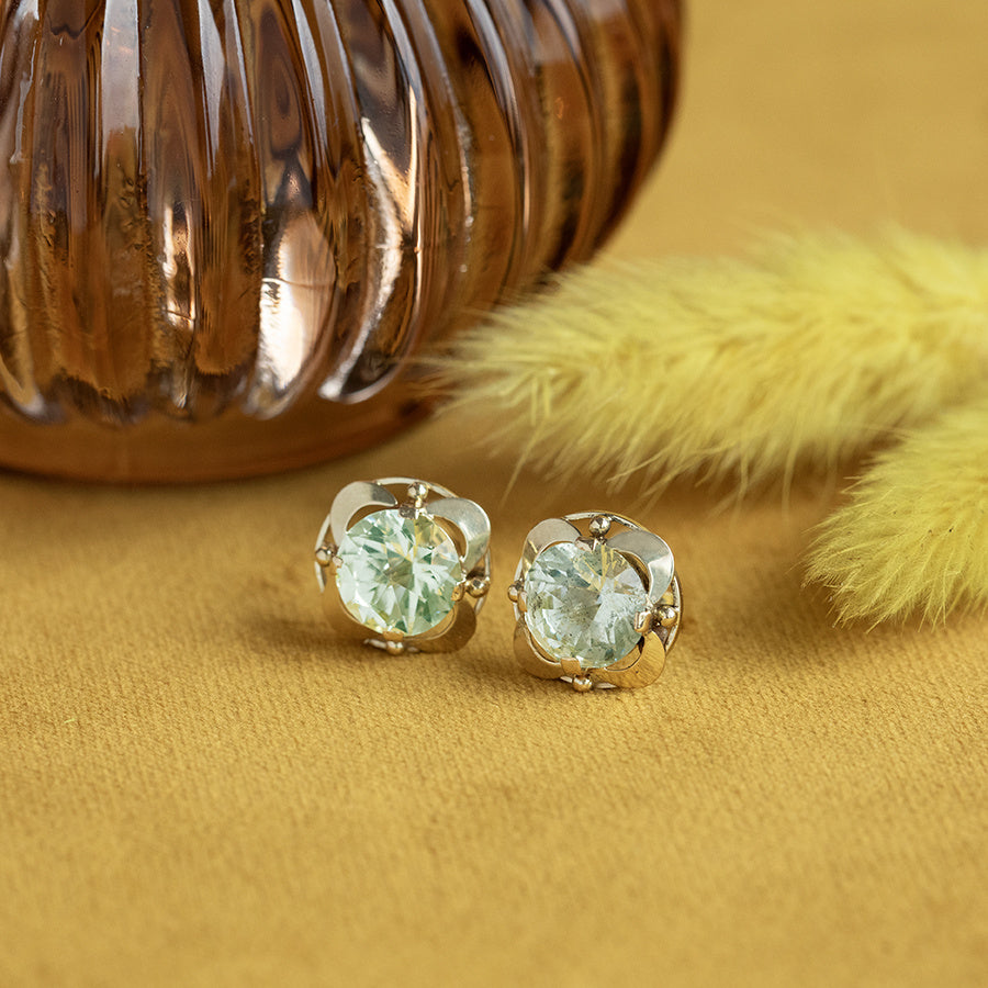 Gouden vintage oorstekers met spinel 14 krt