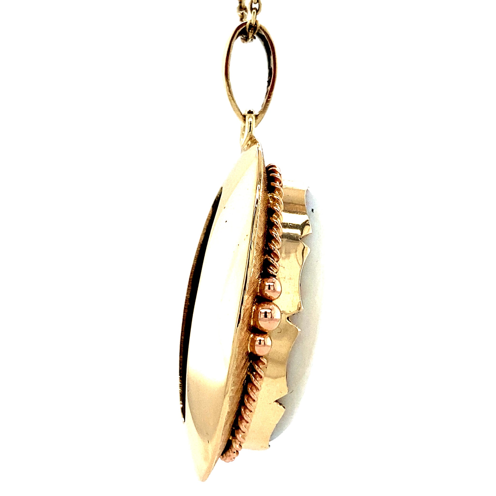 Gold pendant with opal, 14 kt