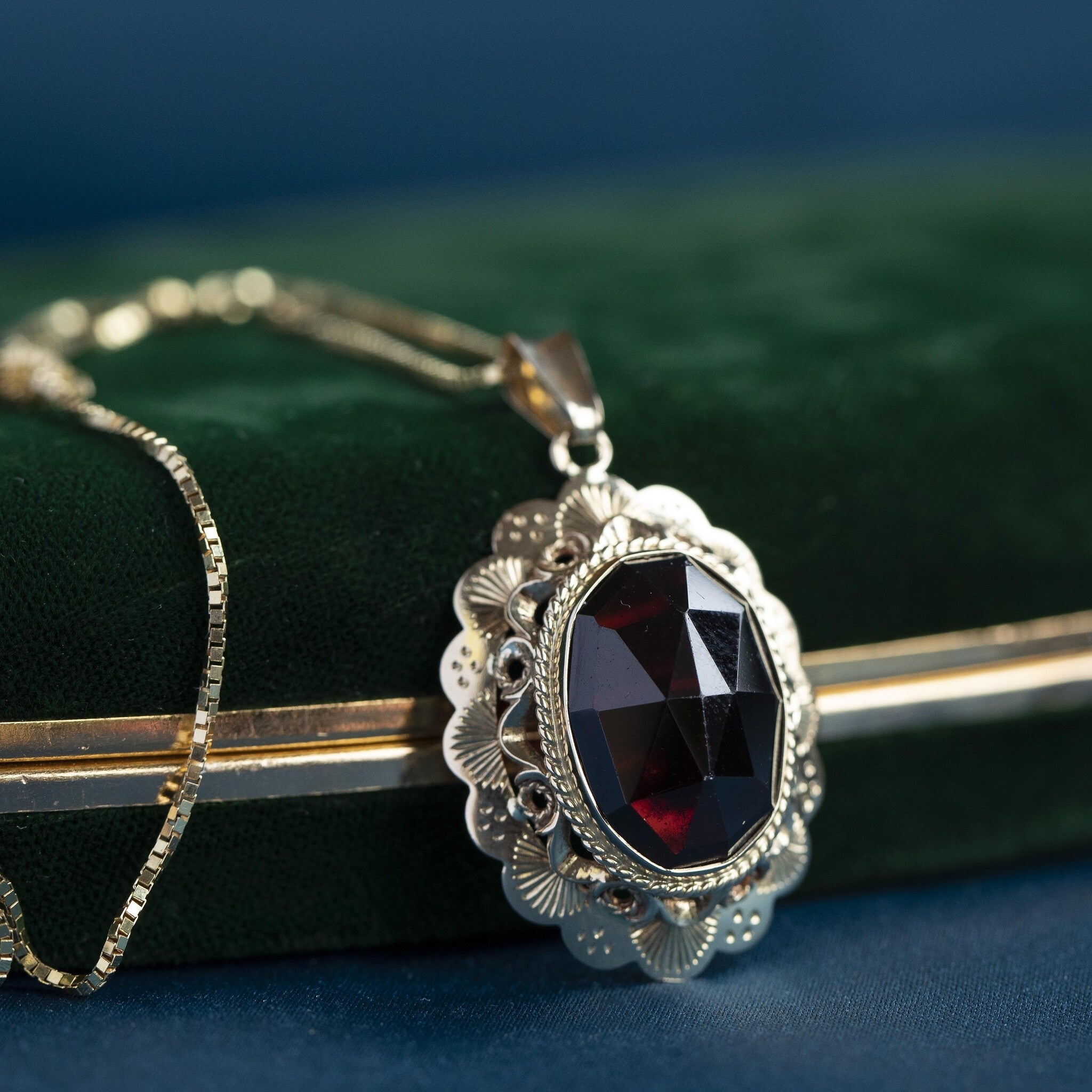 Gouden hanger met granaat 14 krt