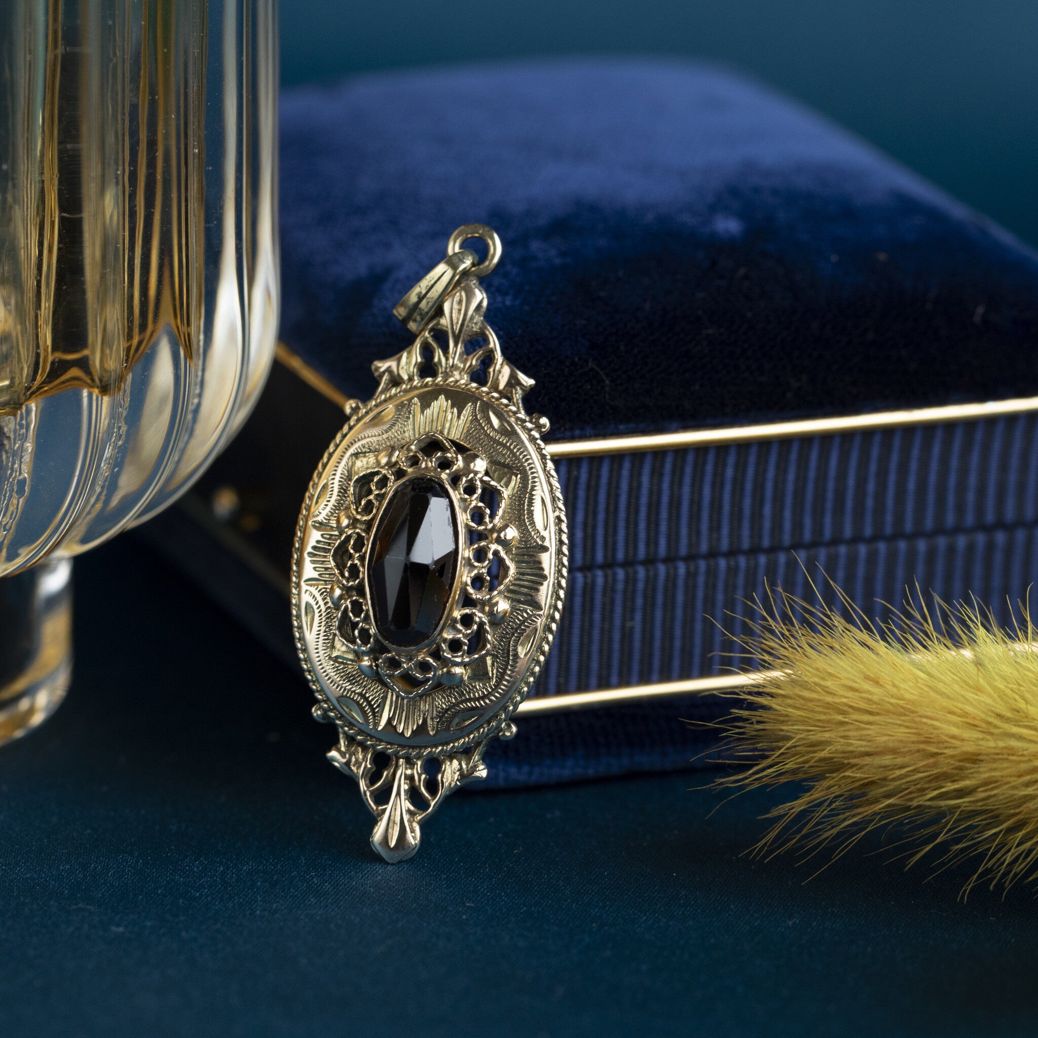 Gouden hanger met granaat 14 krt