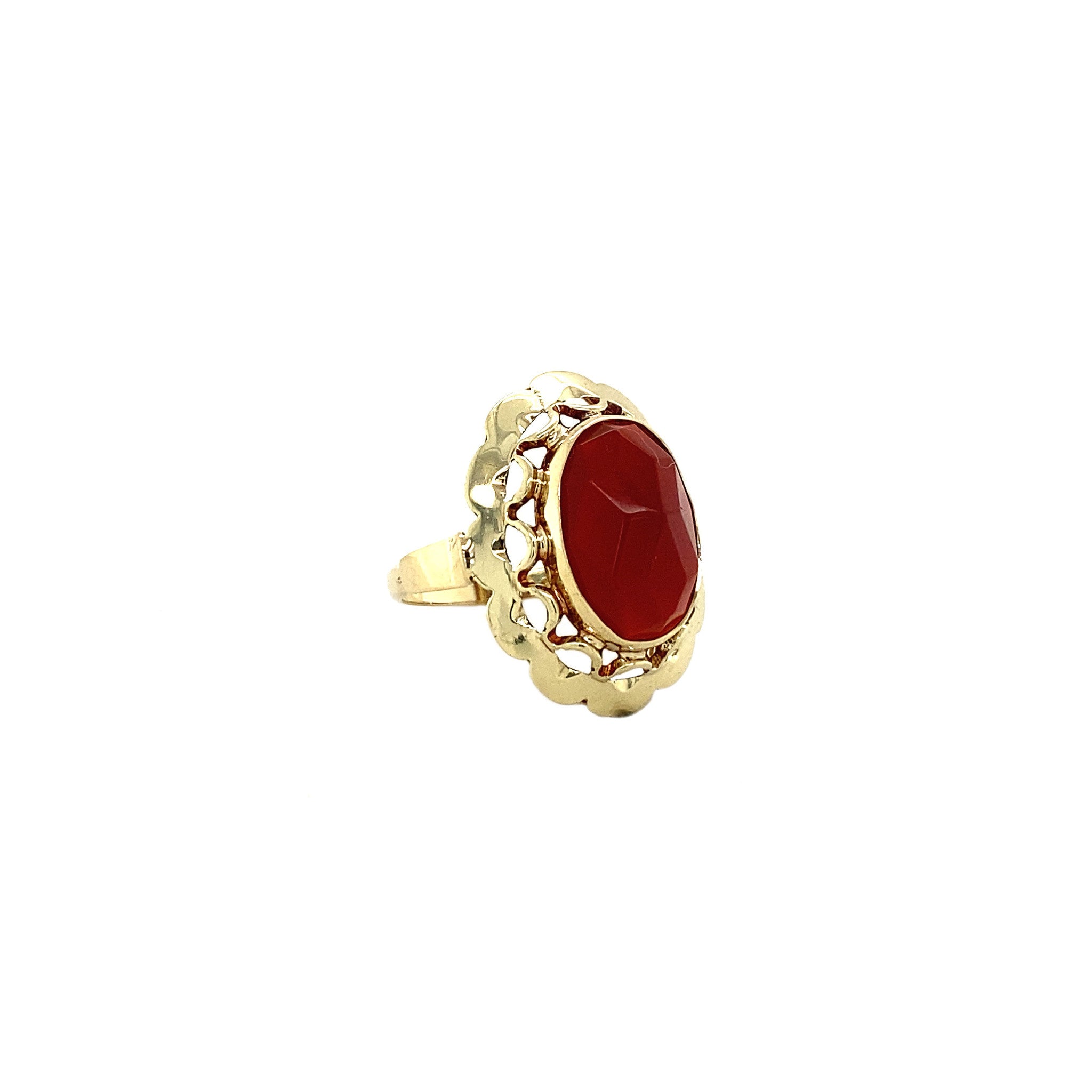 Gold ring with carnelian 14 crt
