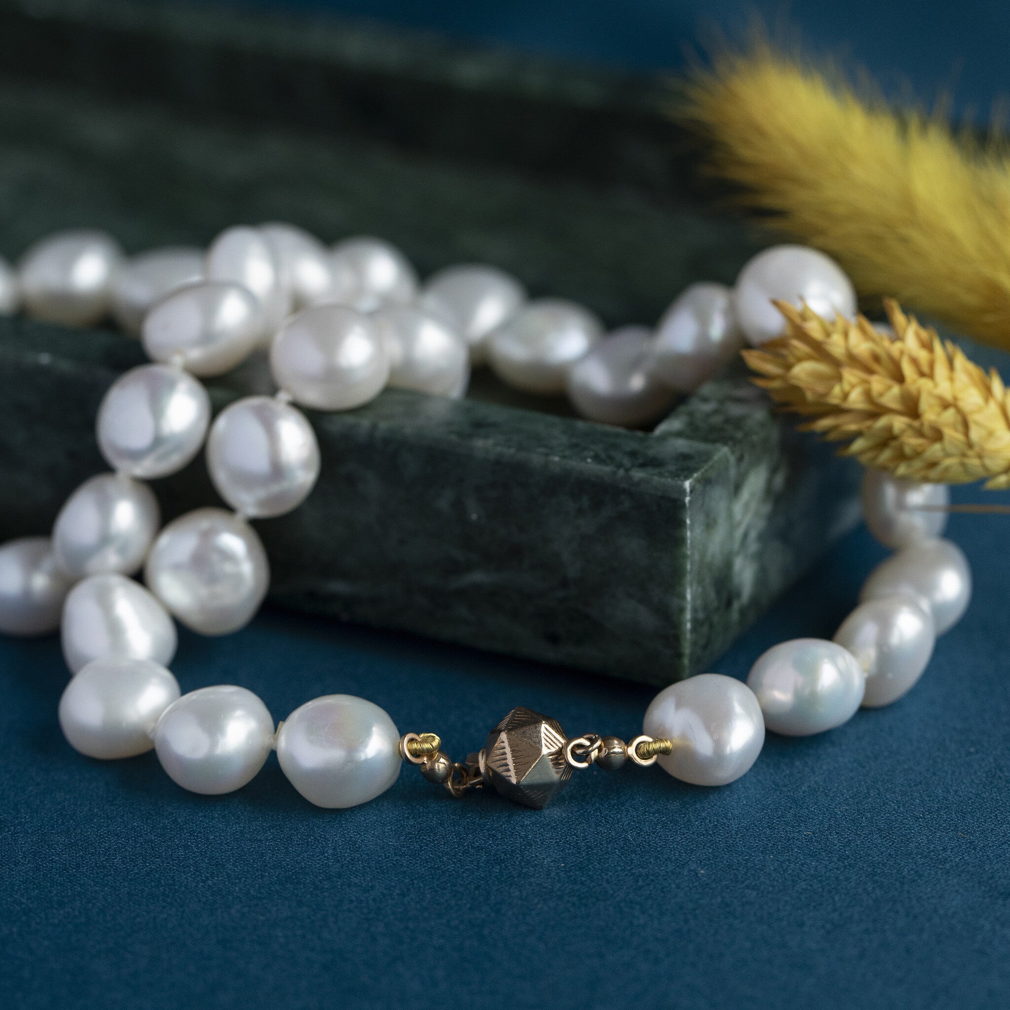 Pearl necklace with 14 kt gold clasp