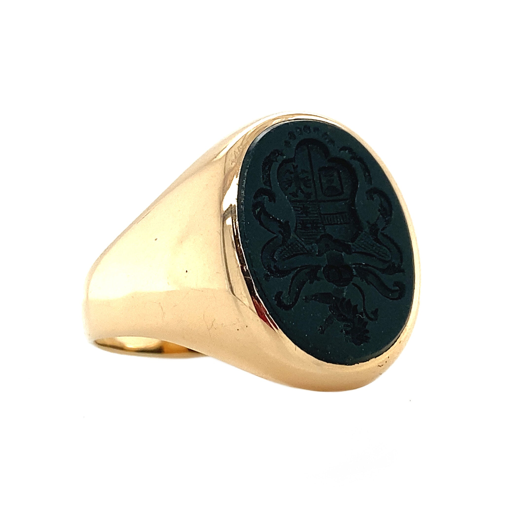 Gold signet ring with onyx 14 krt