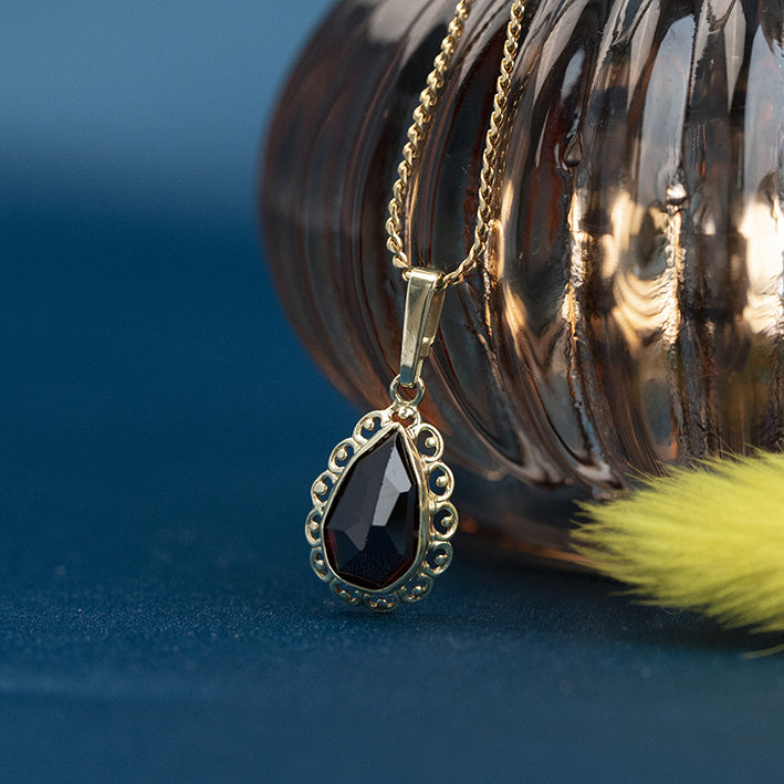 Gouden hanger met granaat 14 krt