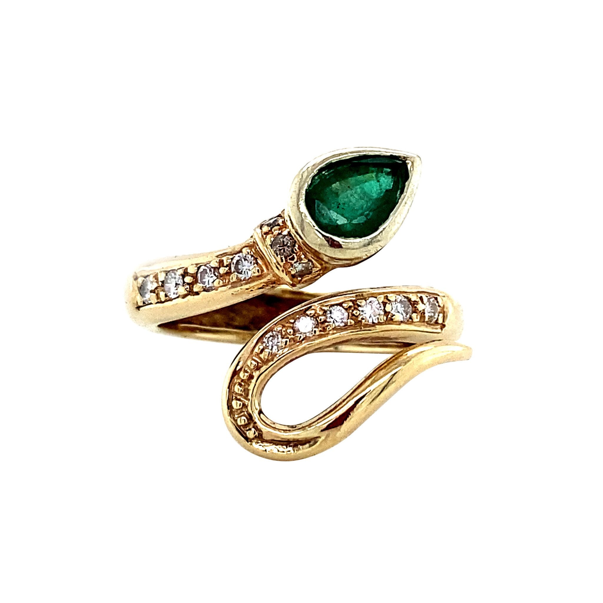 14 kt gold ring with emerald and diamond