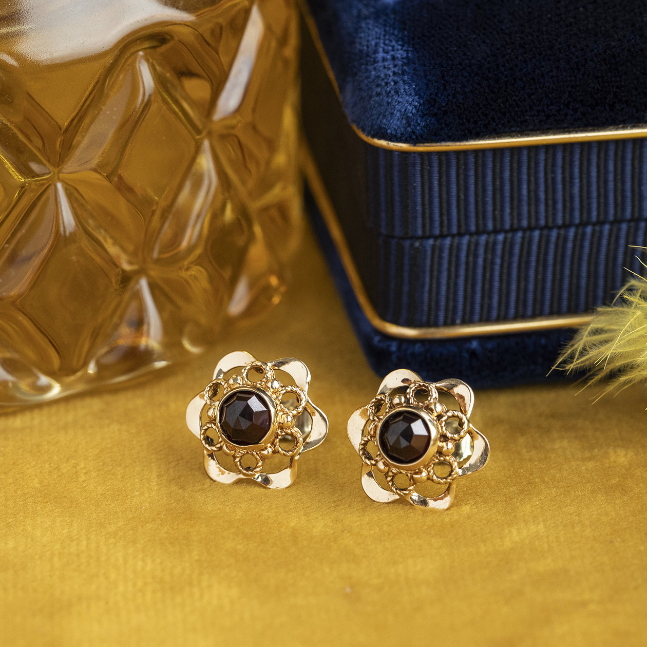 14 kt gold stud earrings with garnet