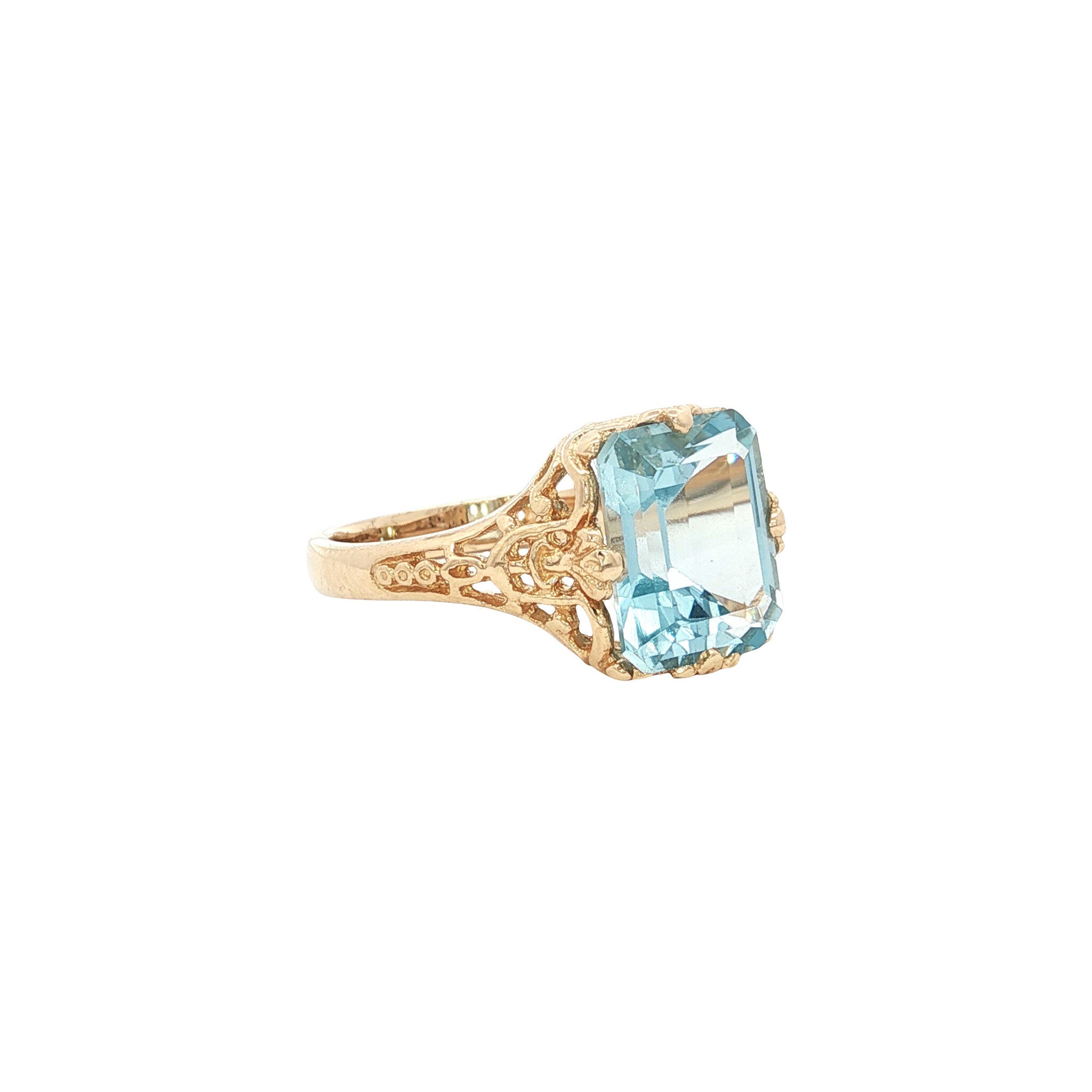 14 kt gold ring with blue topaz
