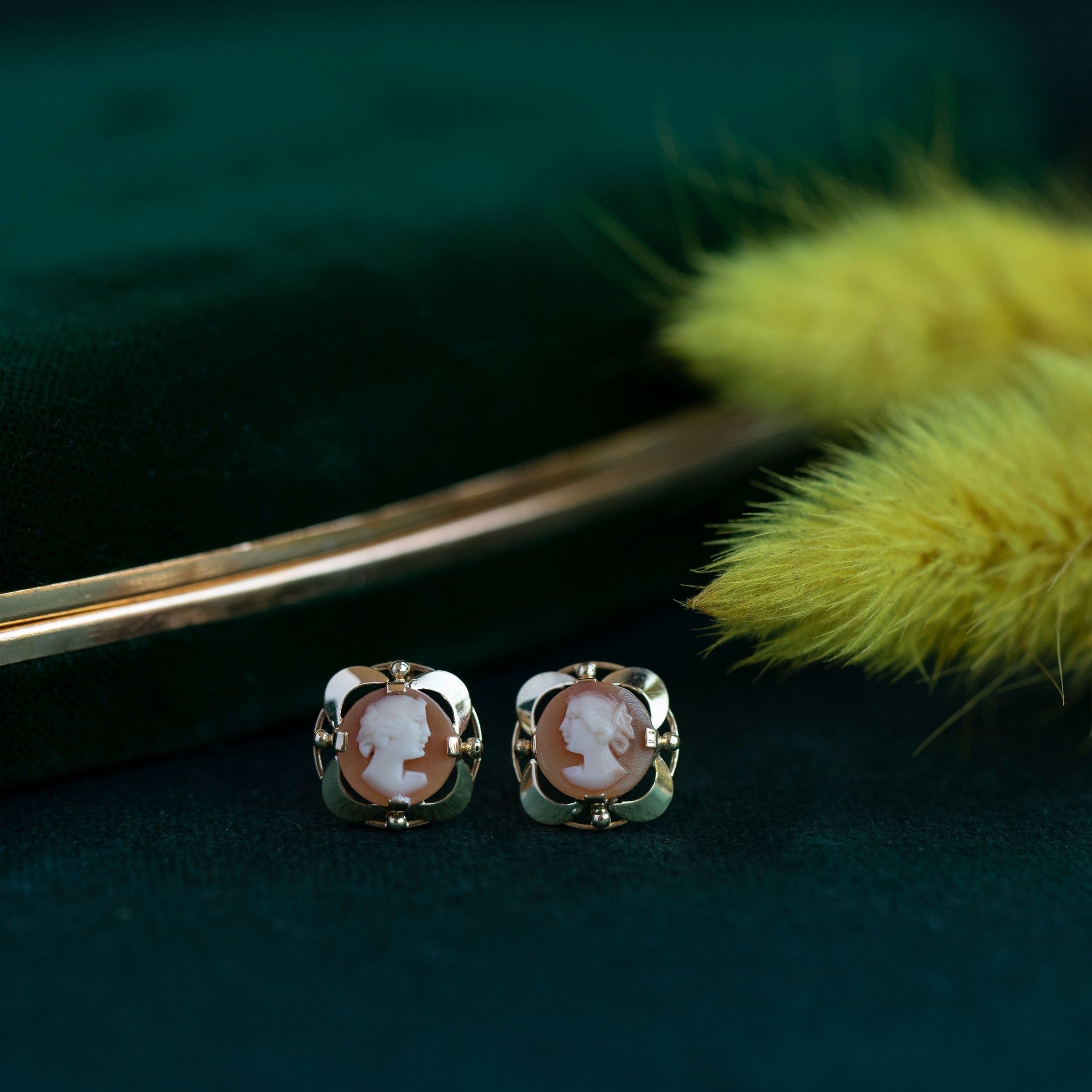 Gold stud earrings with cameo, 14 kt
