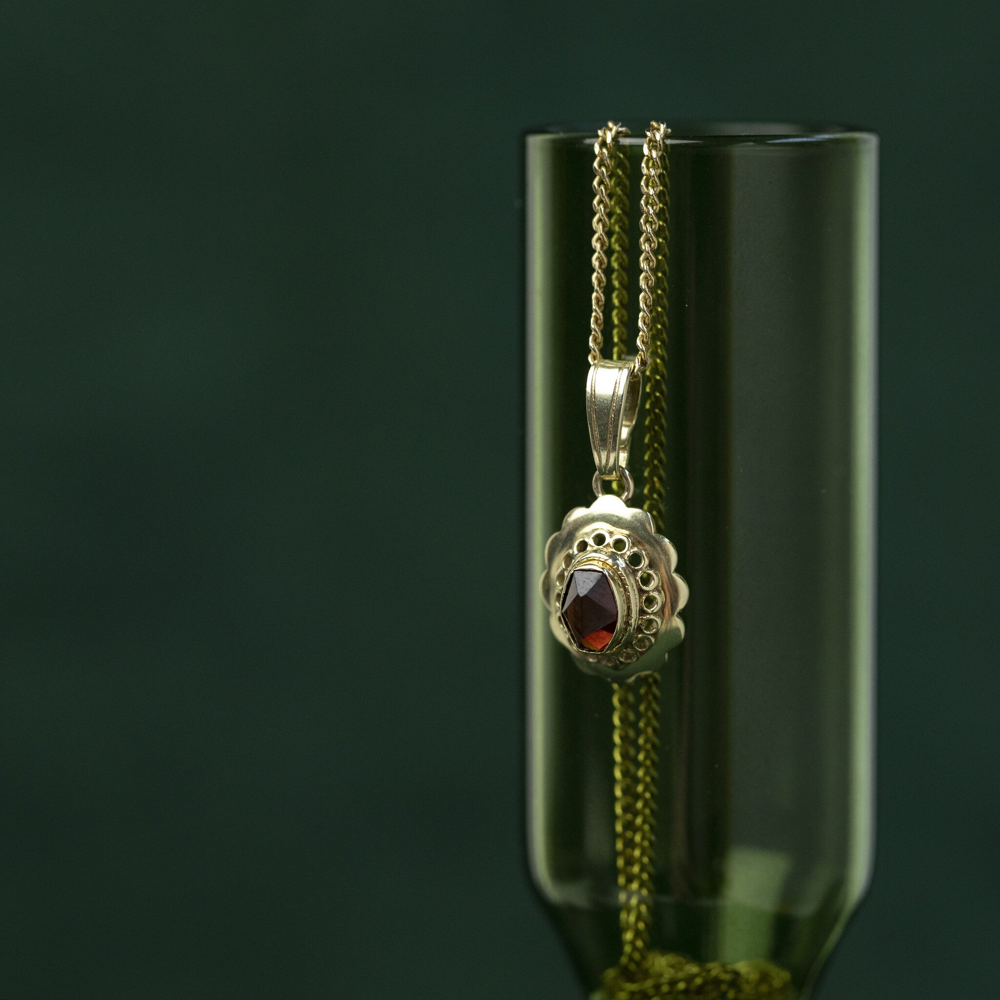 Gouden hanger met granaat 14 krt