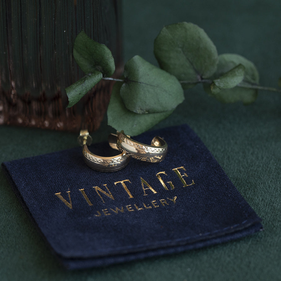 Gold vintage stud earrings with engraving 14 kt