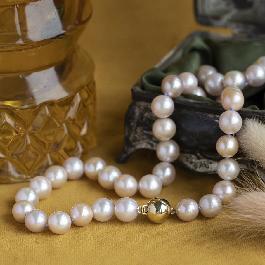 Pearl necklace with gold ball clasp 14 krt