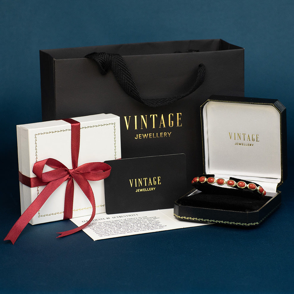 Blood coral bracelet with gold clasp 14 krt