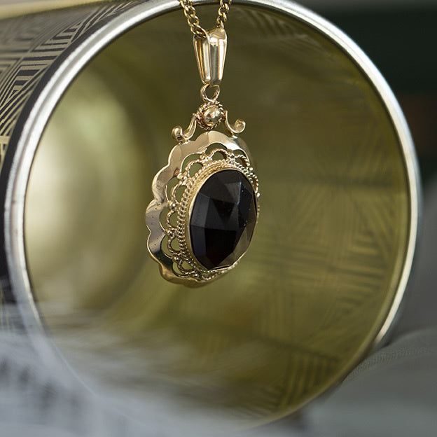 Gouden hanger met granaat 14 krt