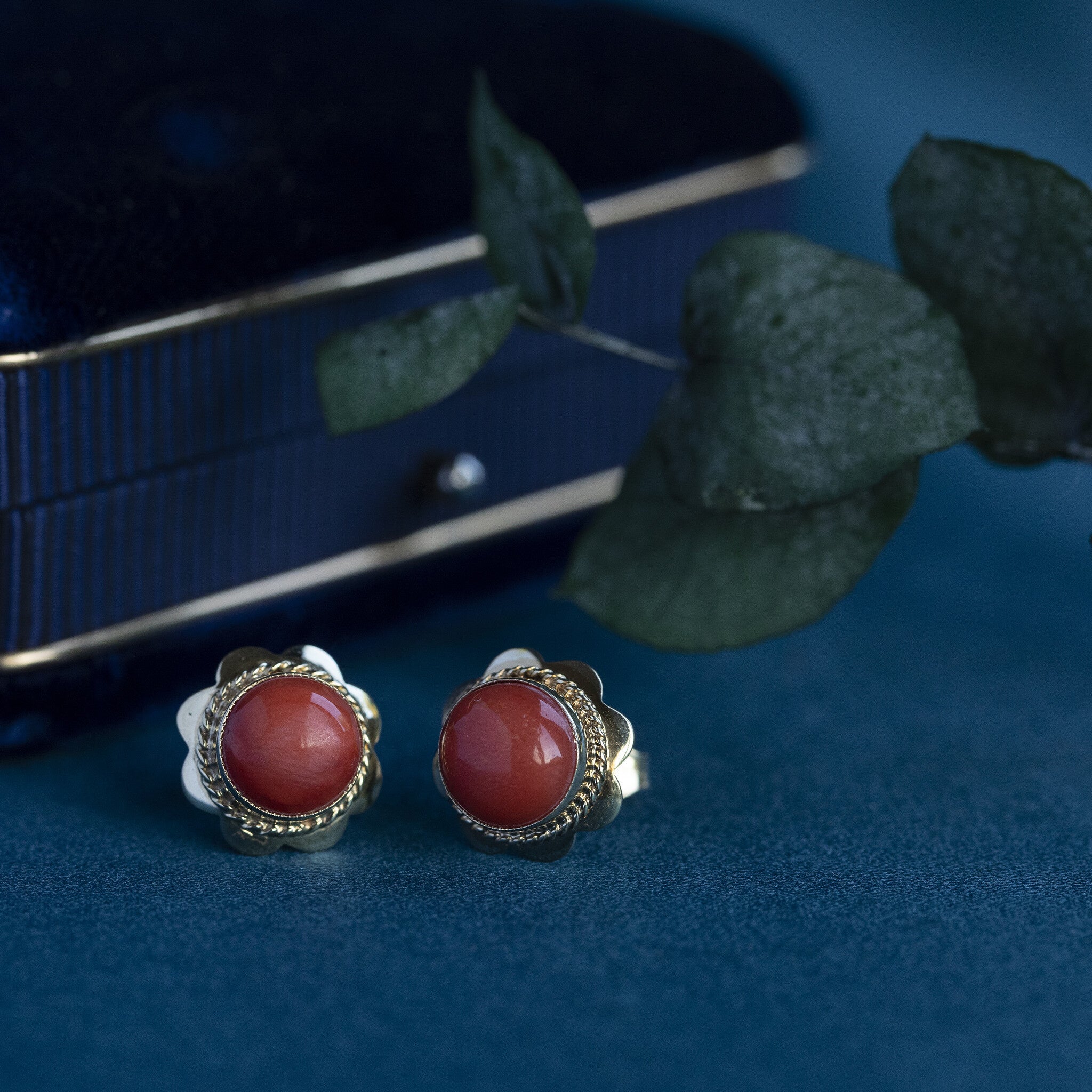 Gouden solitair oorstekers met bloedkoraal 14 krt