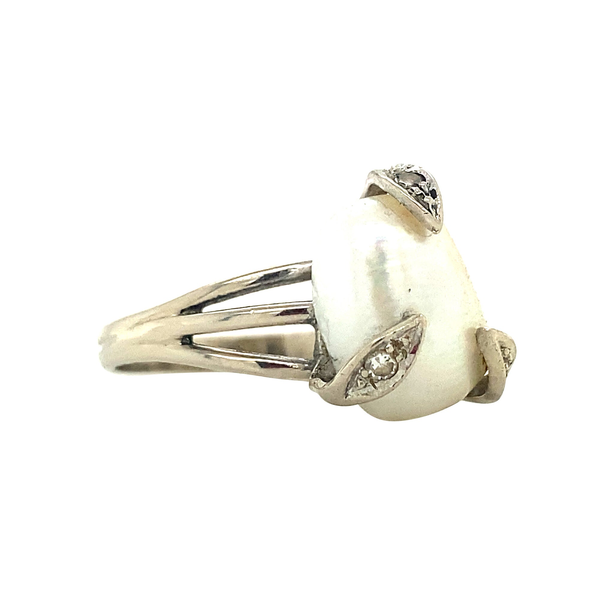 14 kt white gold ring with pearl and diamond