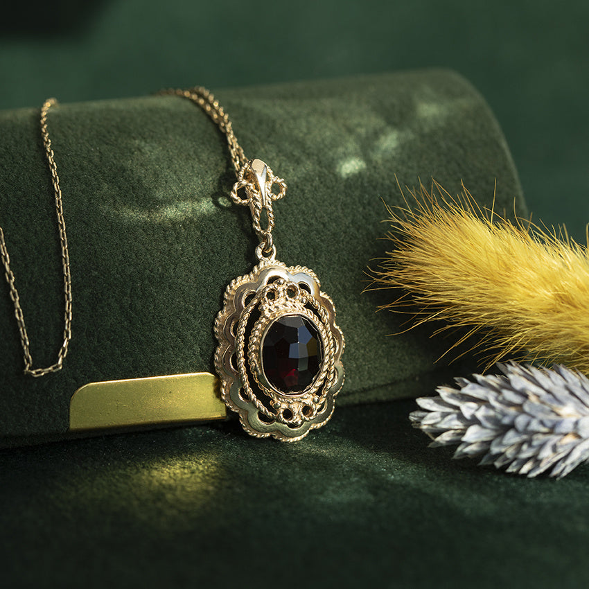 Gold vintage pendant with garnet 14 kt