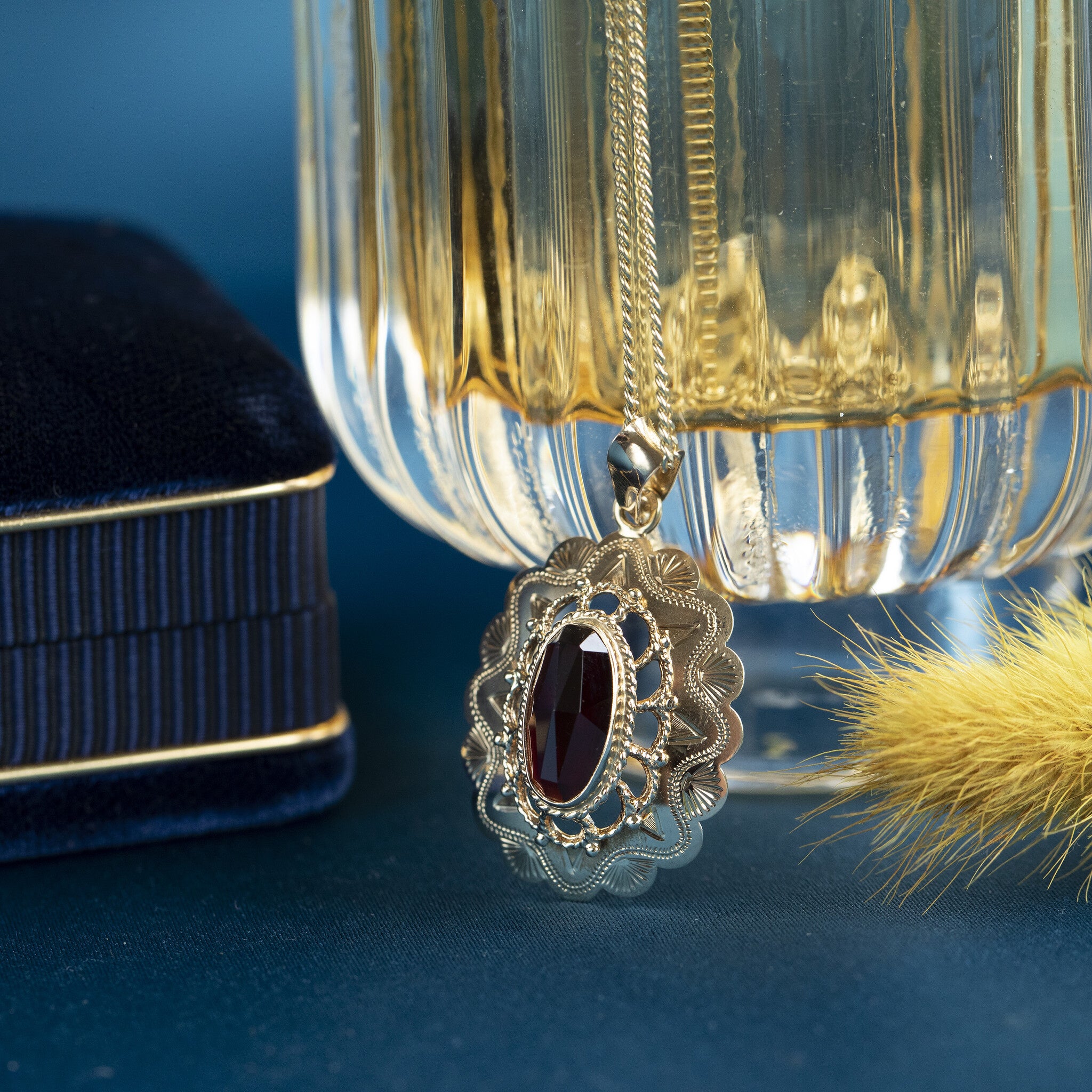 Gouden hanger met granaat 14 krt