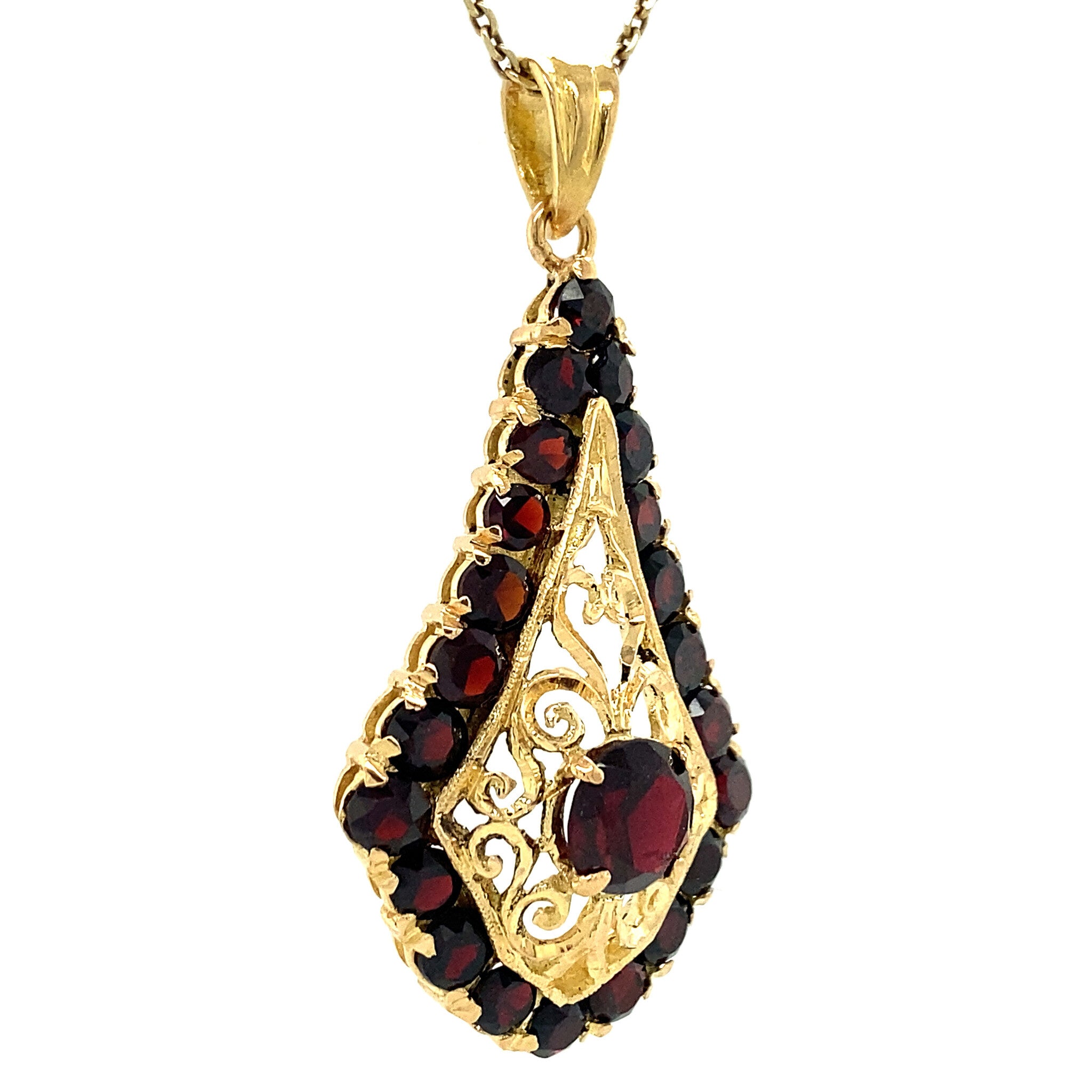Gold entourage pendant with garnet 18 kt