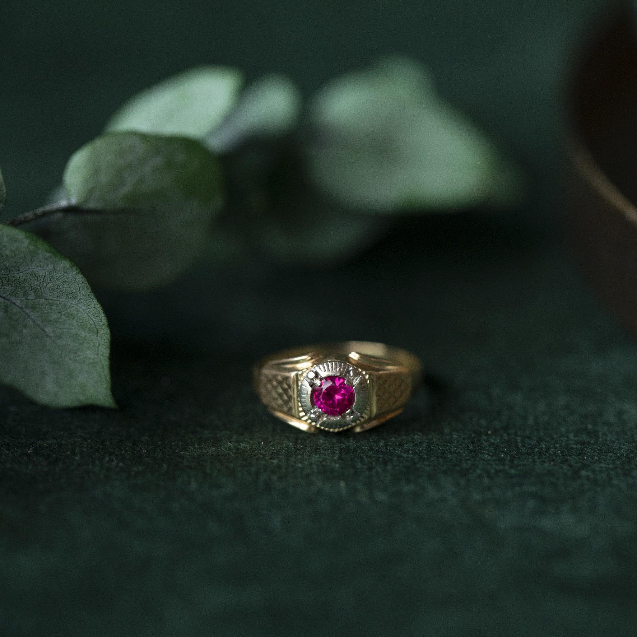 Gold ring with synthetic ruby, 18 kt