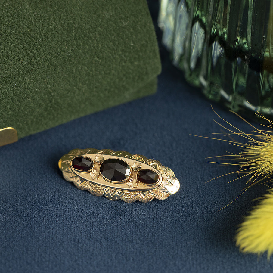 Gold vintage brooch with garnet 14 kt