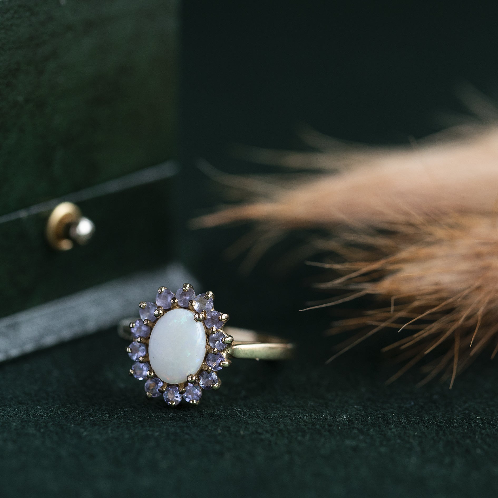 Entourage ring with opal and amethyst 9 crt