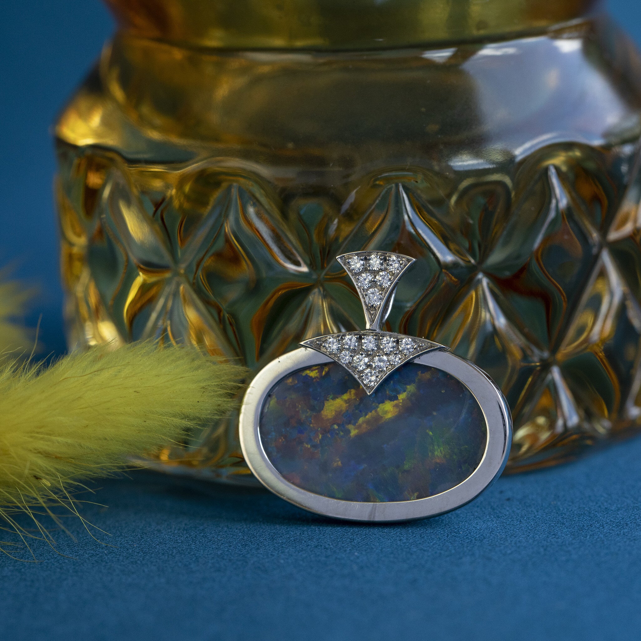 Witgouden hanger met opaal doublet en diamant 18 krt