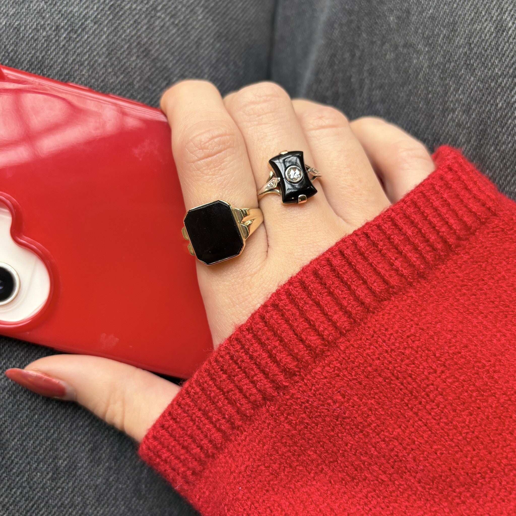 Gold signet ring with onyx 14 krt