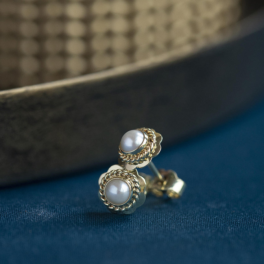 14 kt gold pearl stud earrings