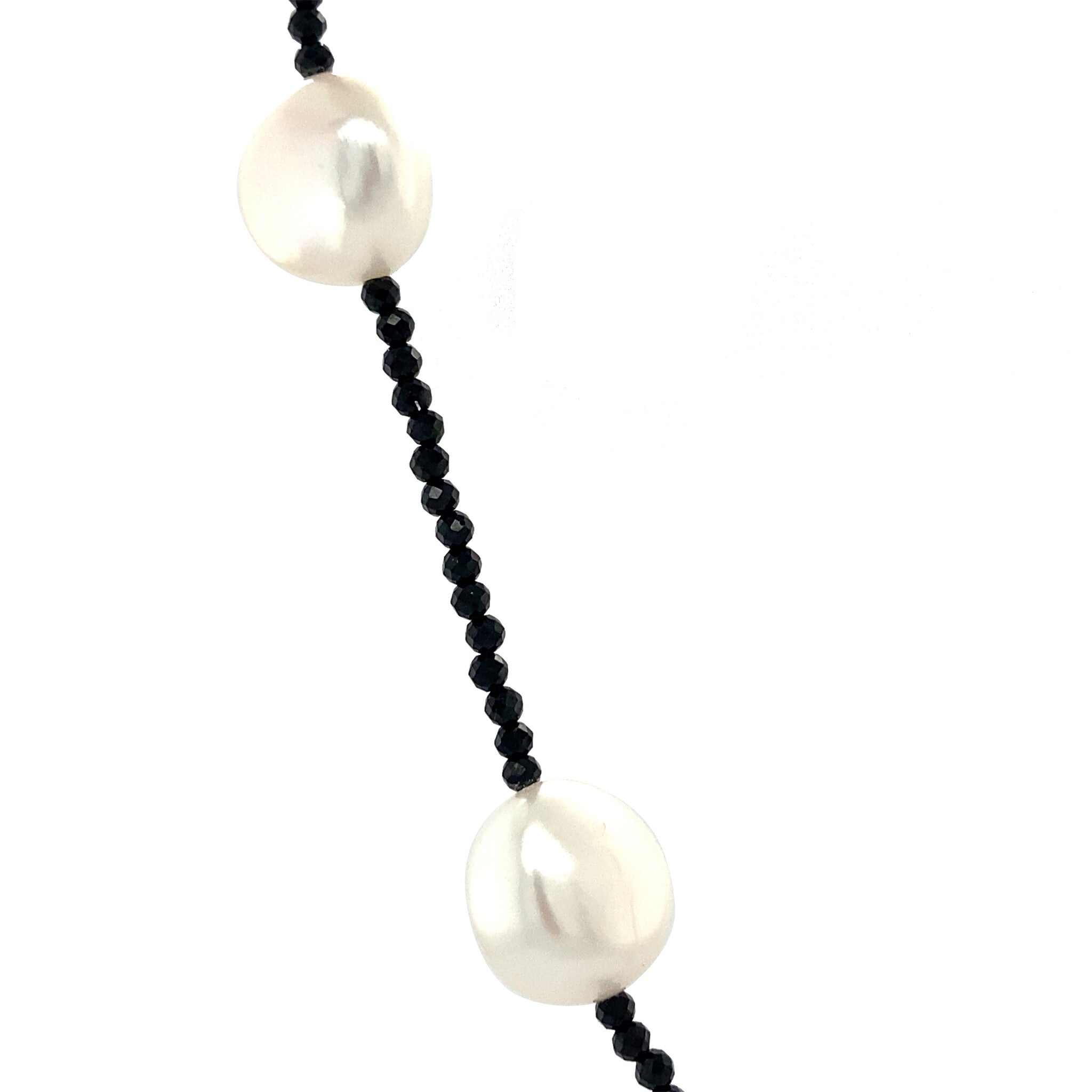 Onyx collier met witte parels en een gouden sluiting 41 cm 14 krt
