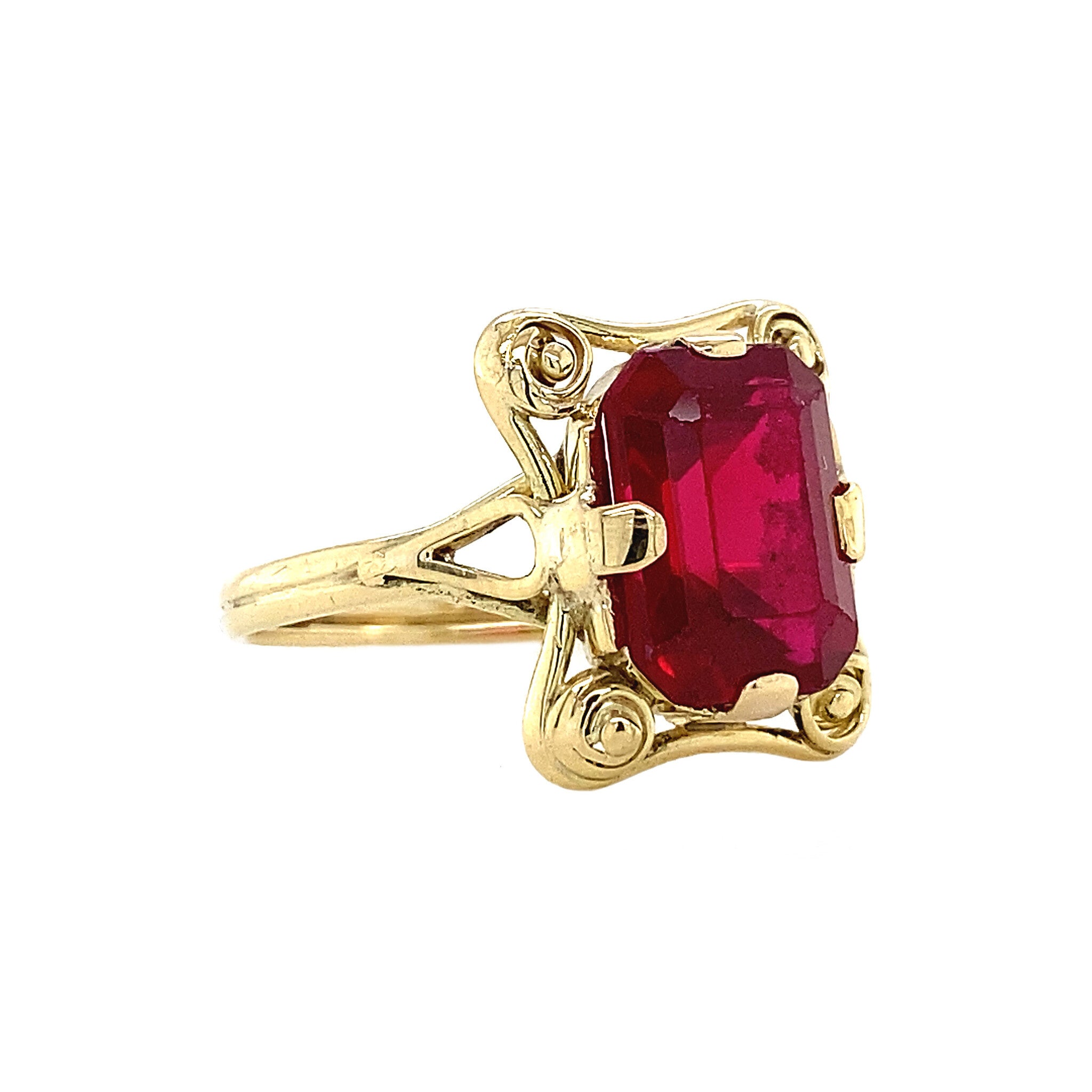 14 kt gold ring with ruby