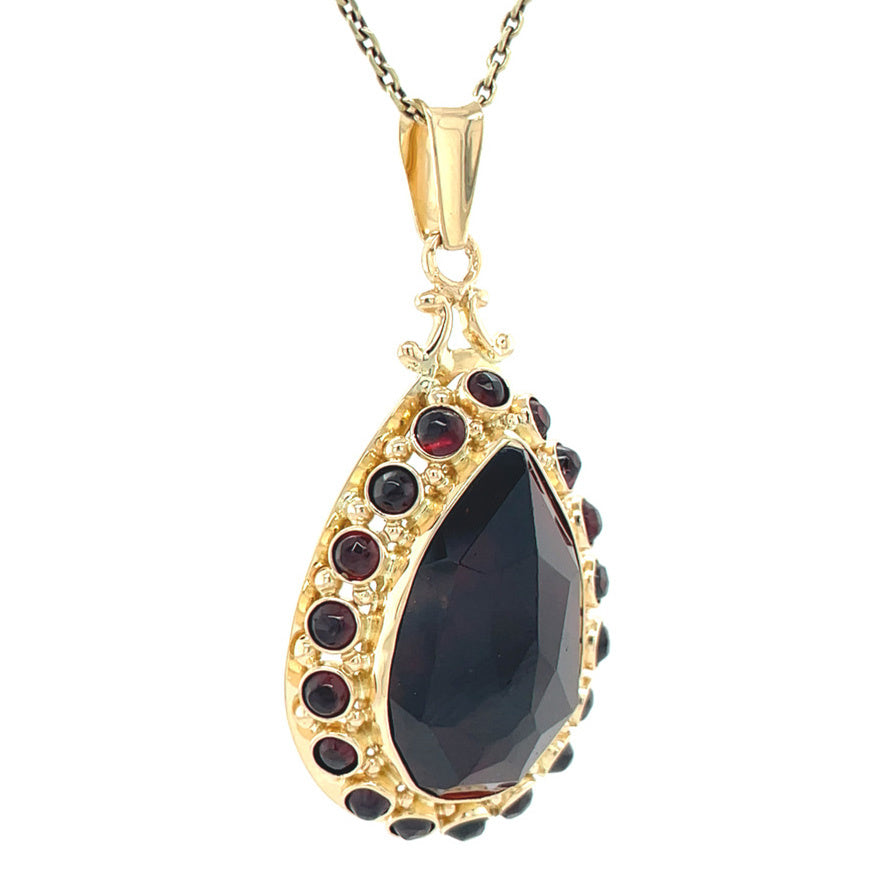 Gouden vintage entourage hanger met granaat 14 kt