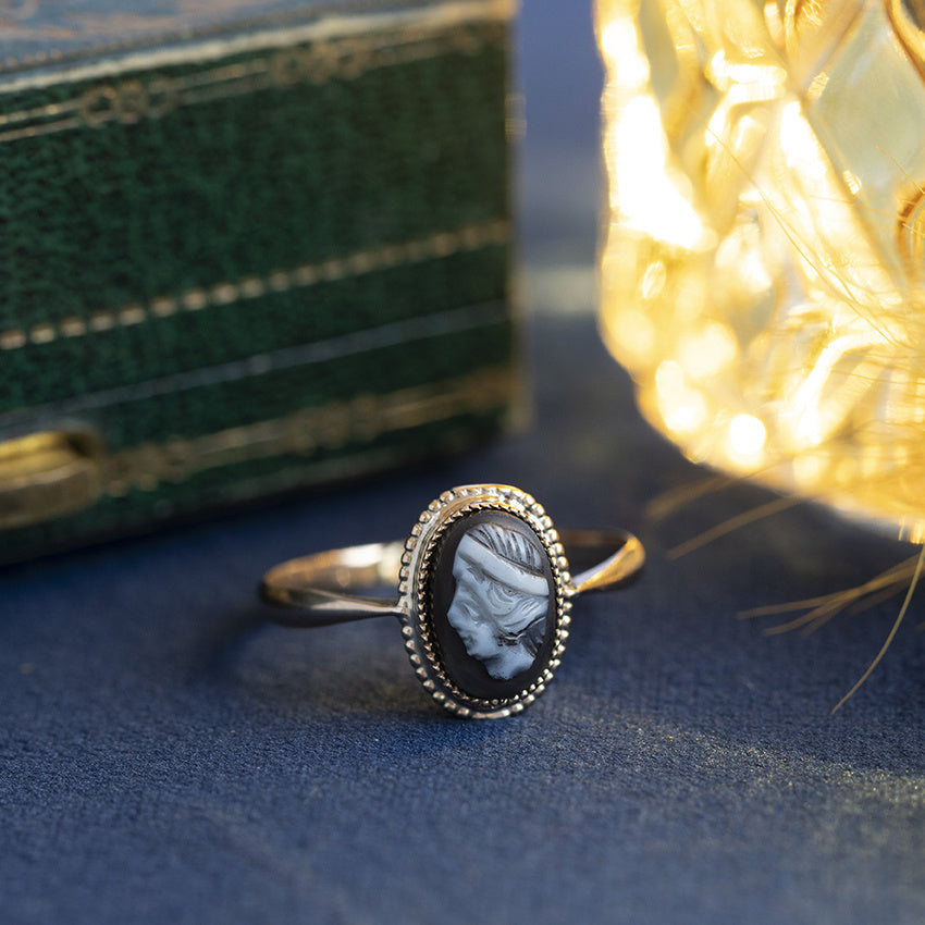 Vintage gold ring with onyx cameo, 14 kt