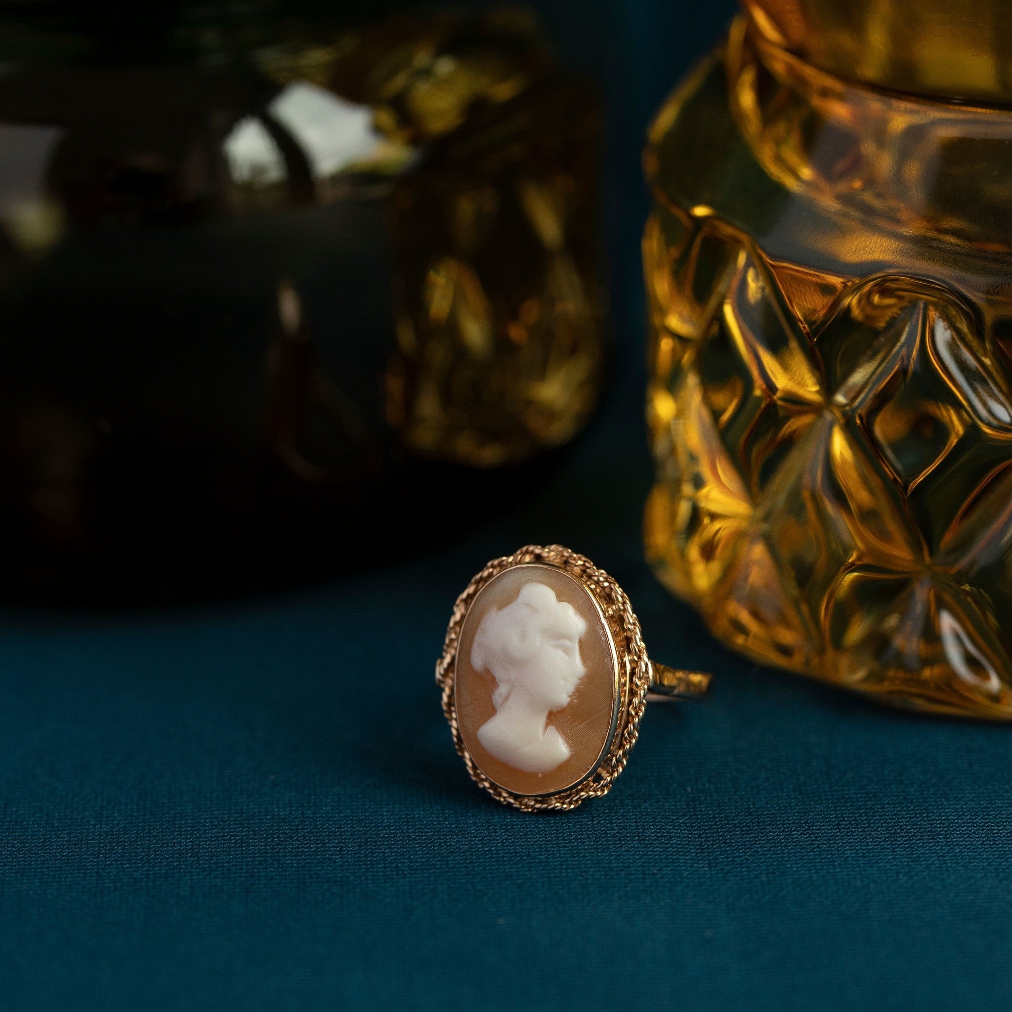 14 kt gold ring with cameo