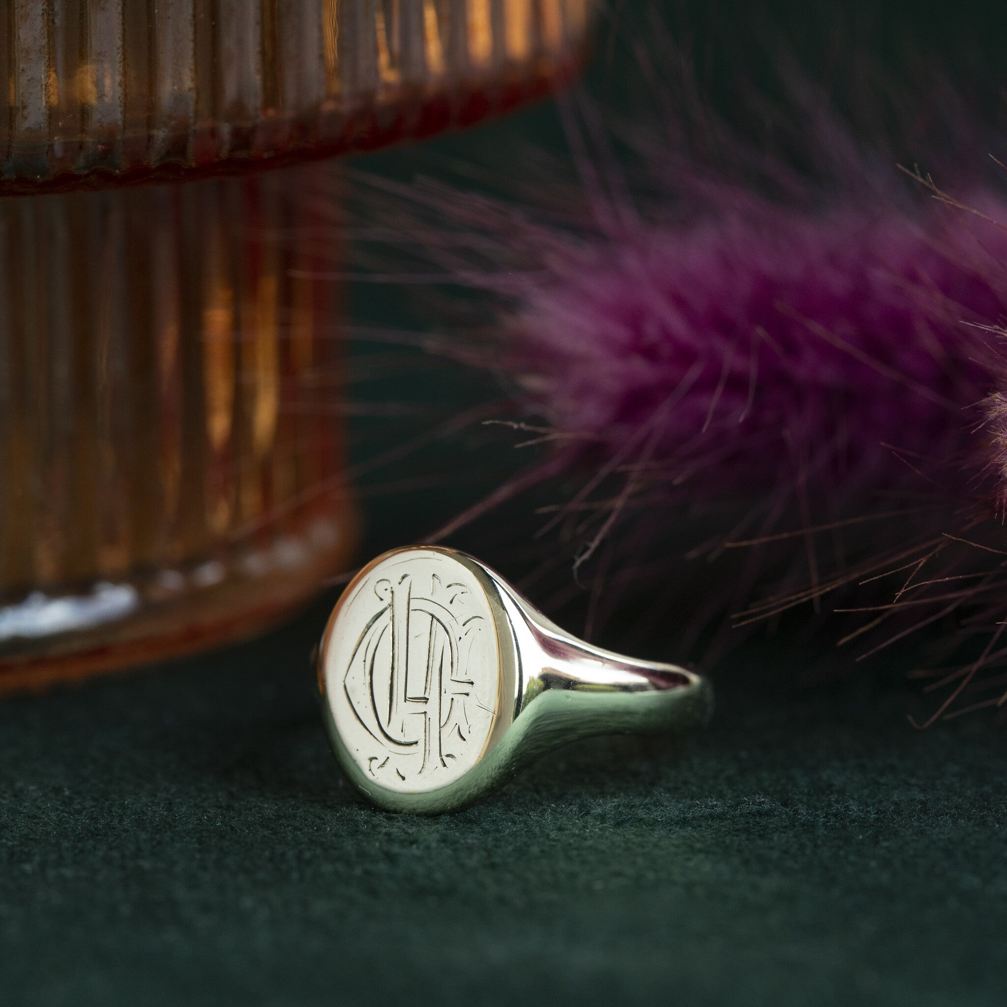 Gold signet ring with engraving 14 krt