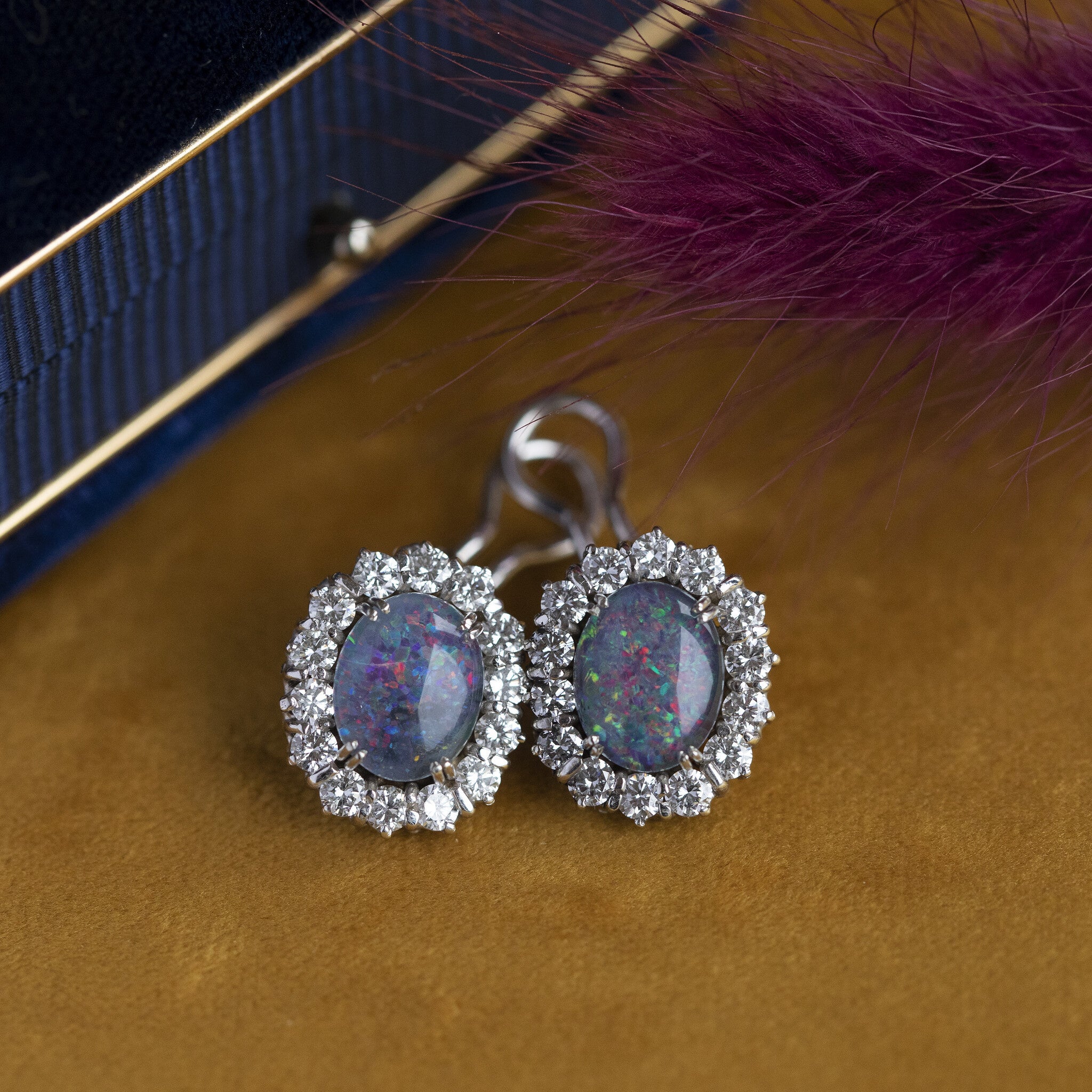 Witgouden entourage oorclips met diamant en opaal 14 krt