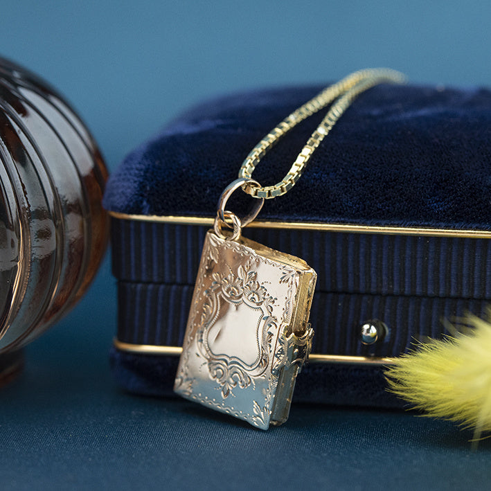 Golden book medallion 14 carat